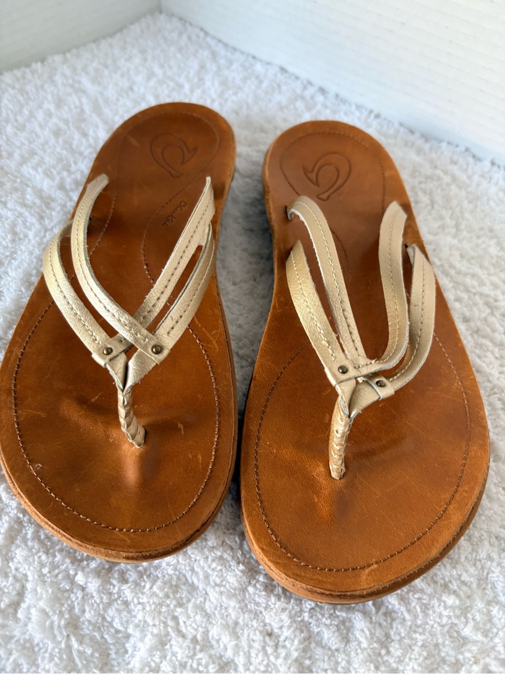 Olukai U'i Gold Leather Double Strap Thong Sandals Women Size 8
